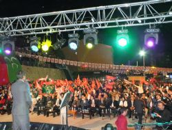 Mustafa Yıldızdoğan Sarıveliler de konser verdi.